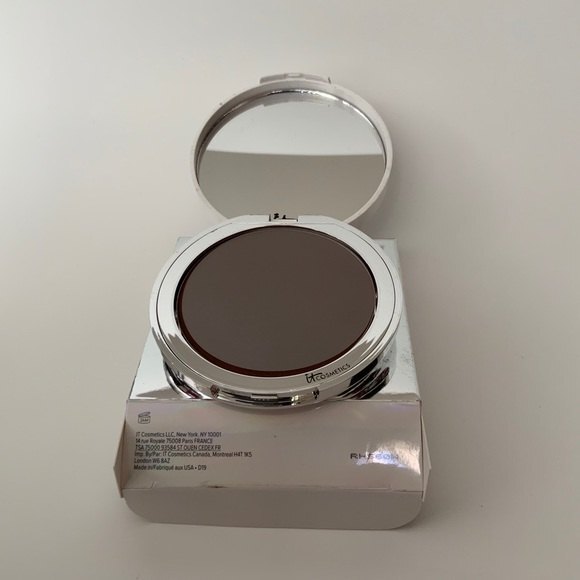 It Cosmetics Bye Bye Foundation Deep Ebony Powder - Picture 2 of 12